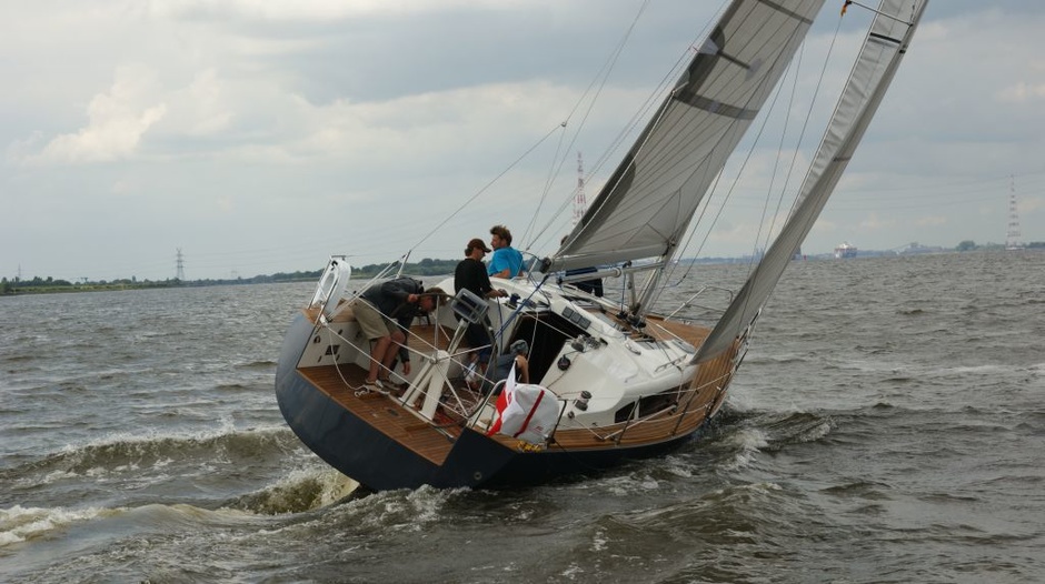 Flabria 33. The steering wheel is very obstructive in the cockpit.