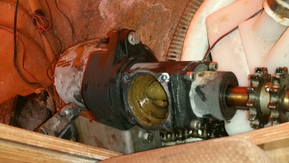 Hydraulic control of the boat is completely out of order