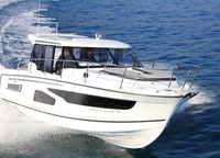 Новый Merry Fisher 1095 — флагманская модель линейки французской верфи Jeanneau, демонстрирующая, что лодки длиной свыше 10 метров могут оснащаться подвесными моторами. Корпус Merry Fisher 1095 специально разработан для этого типа двигателей. Плюс ко всему катер еще и очень просторен при своих размерах.