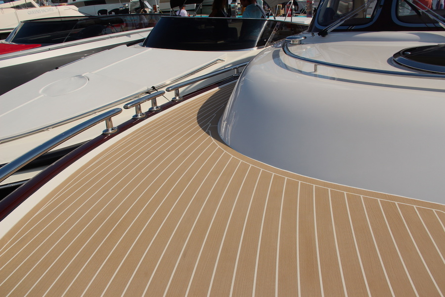 The Esthec material was used to lay the cockpit, side aisles and the bow. A swimming platform was also made of it.