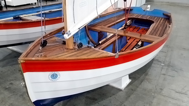 12 футов «12 футов Динги» (12′ Dinghy) с одномачтовым рейковым парусным вооружением кэт. Спортивный вариант