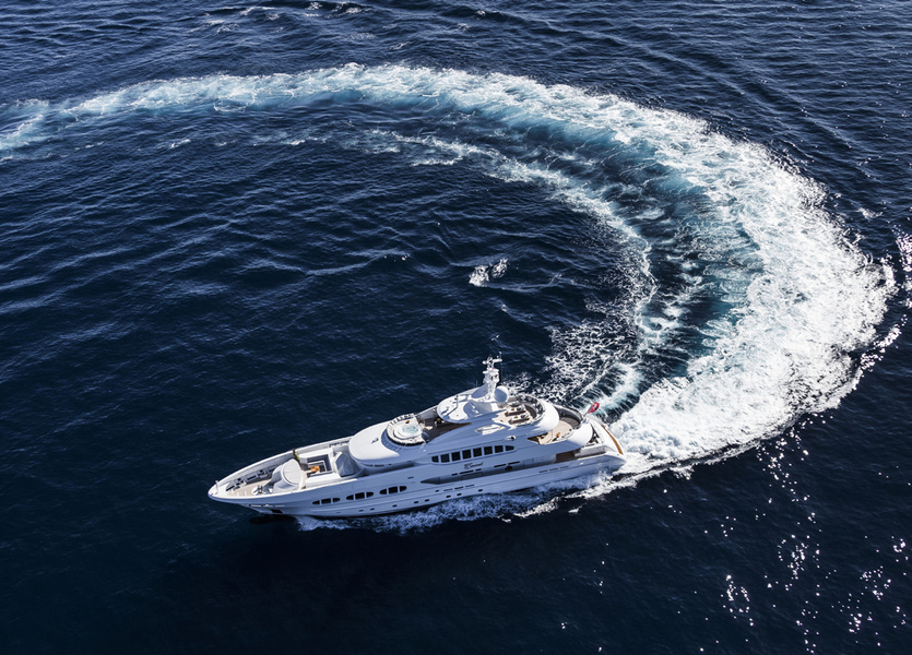 With its efficient bypasses, My Secret can reach speeds of up to 15 knots and has a power reserve of 4000 miles.