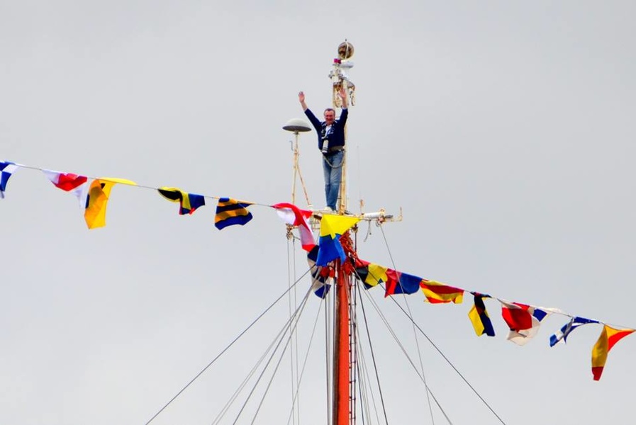 A marinist photographer has to be ready for anything. Valery Vasilevsky on the mast of the Sedov barracks Photo: Andrei Sharkov.