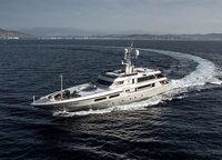 Regina D’Italia, построенная итальянской верфью Codecasa в 2006 году, на удивление традиционна внешне. Экстерьер стальной суперяхты с алюминиевой надстройкой разработан Della Role Design.
