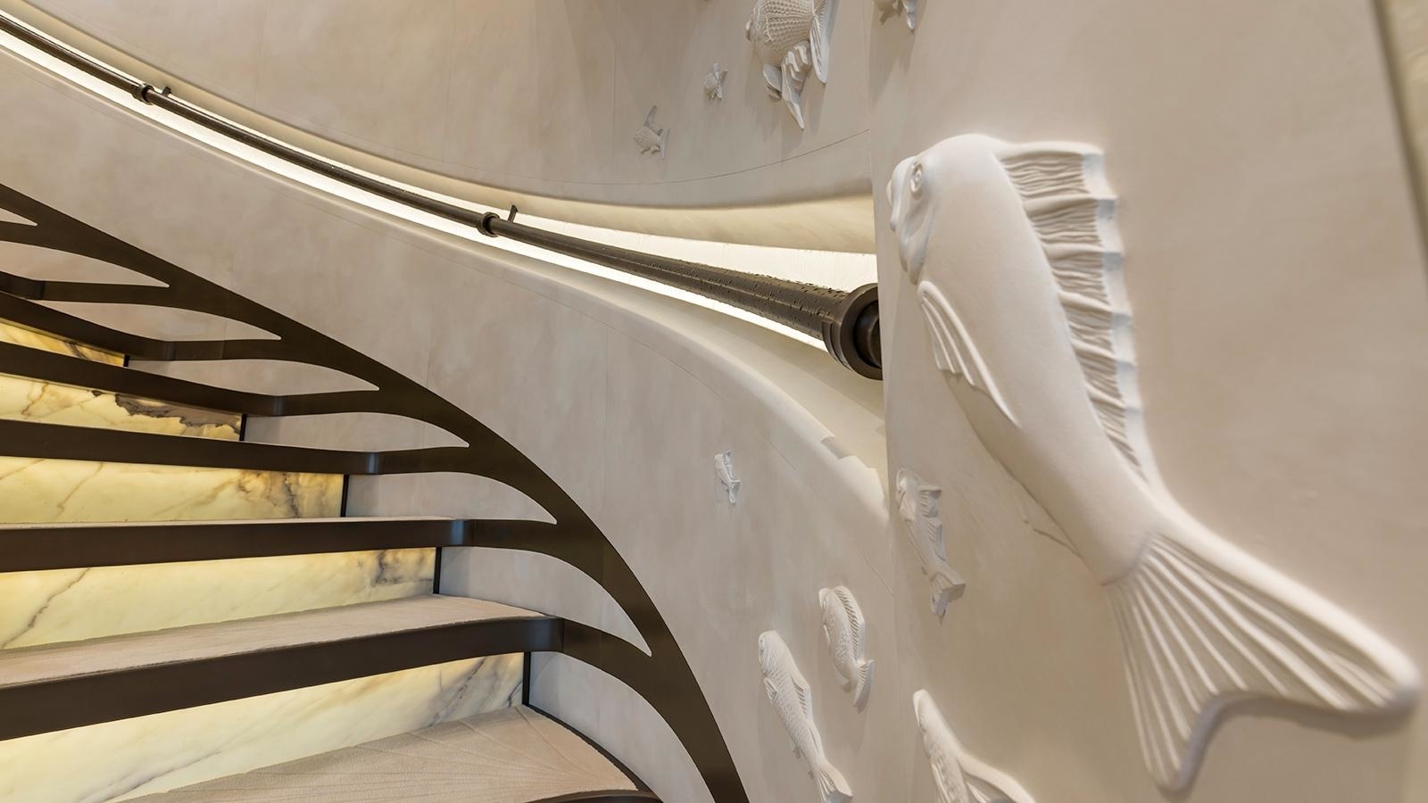 «Sea and sea, the world is bottomless...» Surprisingly, despite the fact that the interiors were not taken care of by Louise de Basto, and another designer - Valentina Zannier, a single «water» style managed to withstand just fine. Look at these stucco fish. Not sharks, of course, but nothing either.