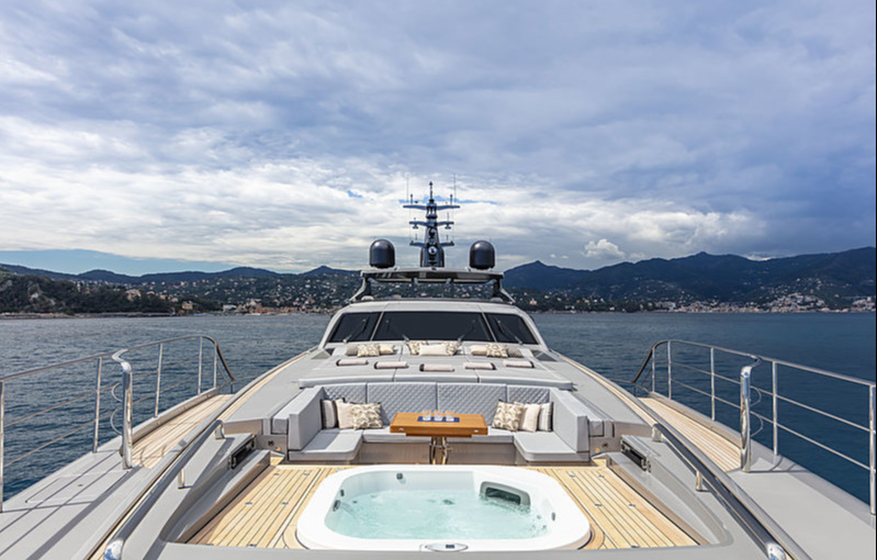 Another feature «of» Pershing 140 is the private area at the forward end of the upper deck, which is inaccessible to the public when the boat is on the move. When the yacht is anchored or moored in port, the hood pulls back, opening up access to the sun and creating the perfect sunbathing area with a Jacuzzi, soft corner and small table. Another «tanning area» is formed at the stern by a pair of side wings integrated into the superstructure.