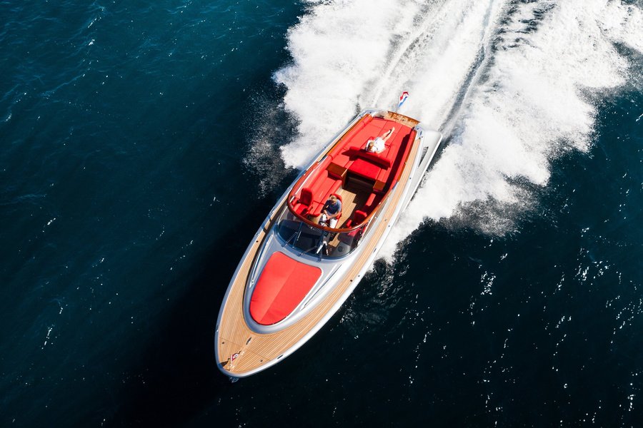 Lightweight materials and other tricks allowed the tender to lose 300 extra kilograms.