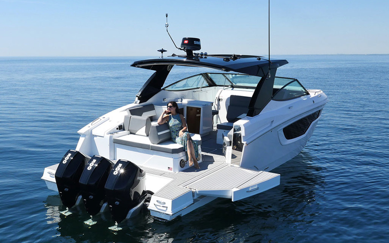 Cruisers Yachts 38 GLS Outboard