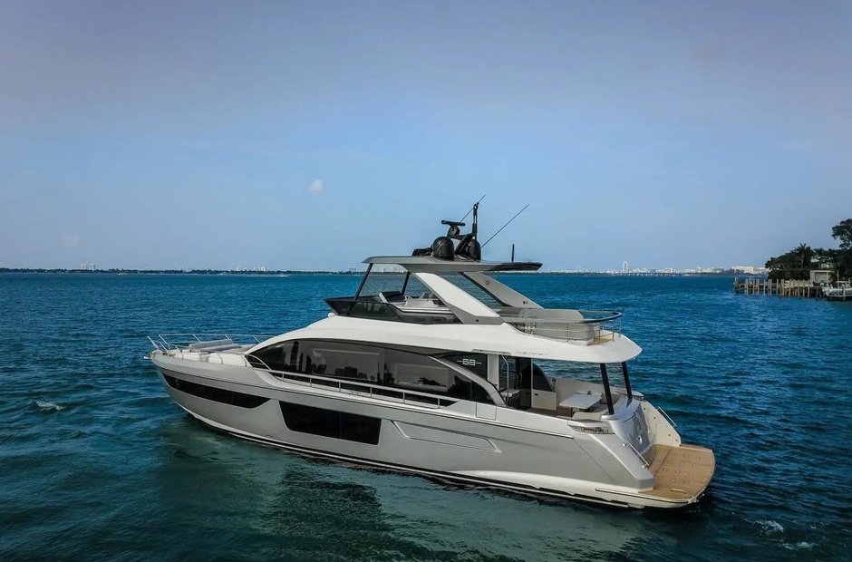 Azimut Crimson