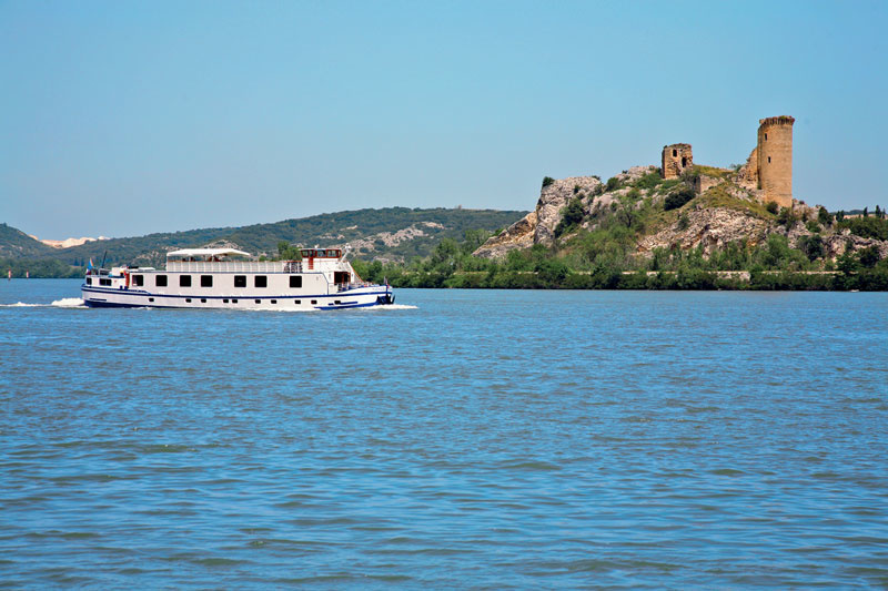 While Napoleon is sailing past medieval castles, its salon features Viennese waltzes and French chanson.
