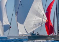 Во второй день Loro Piana впервые провели общий старт для всего флота. Командам из дивизиона Performance выпал шанс получить уникальные и незабываемые эмоции. Дивизиону Cruising повезло меньше — лодки стартовали одна за другой, как обычно.