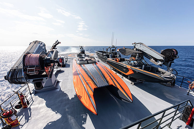 Hodor accommodates five tenders, of which the largest - 17 meters - is equipped with four powerful outboard engines Seven Marine, as well as a submarine and helicopter.