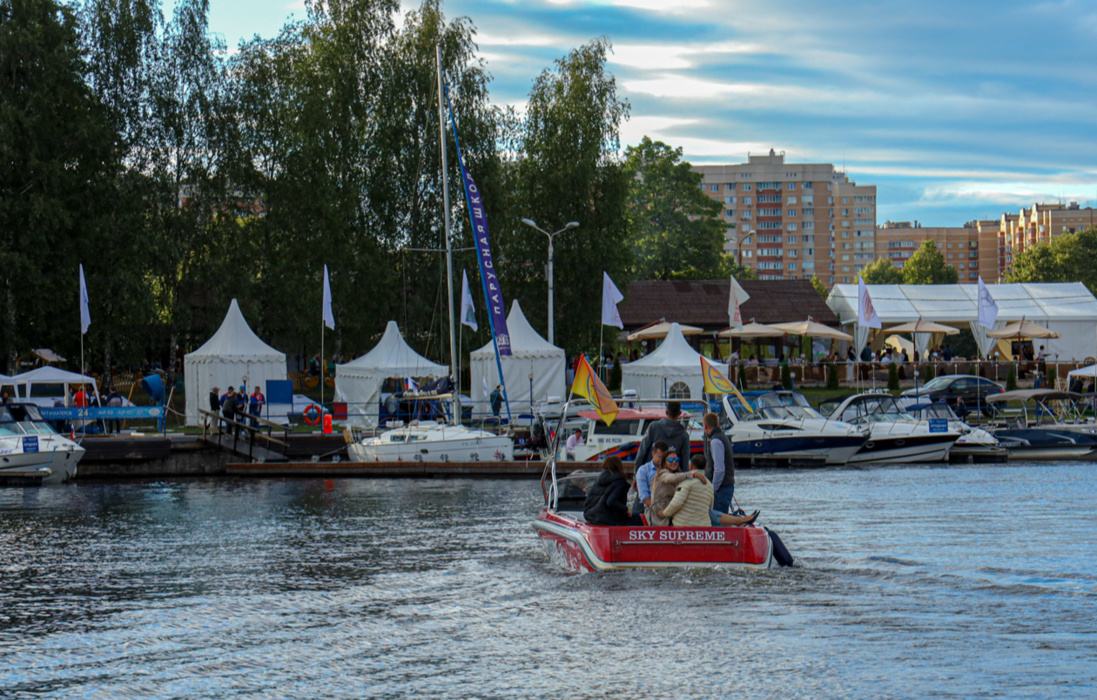 More than 1000 people visited the fair «Water World». The main entertainment for them was, of course, the opportunity to test yachts and boats in the waters of the Klyazma reservoir. 