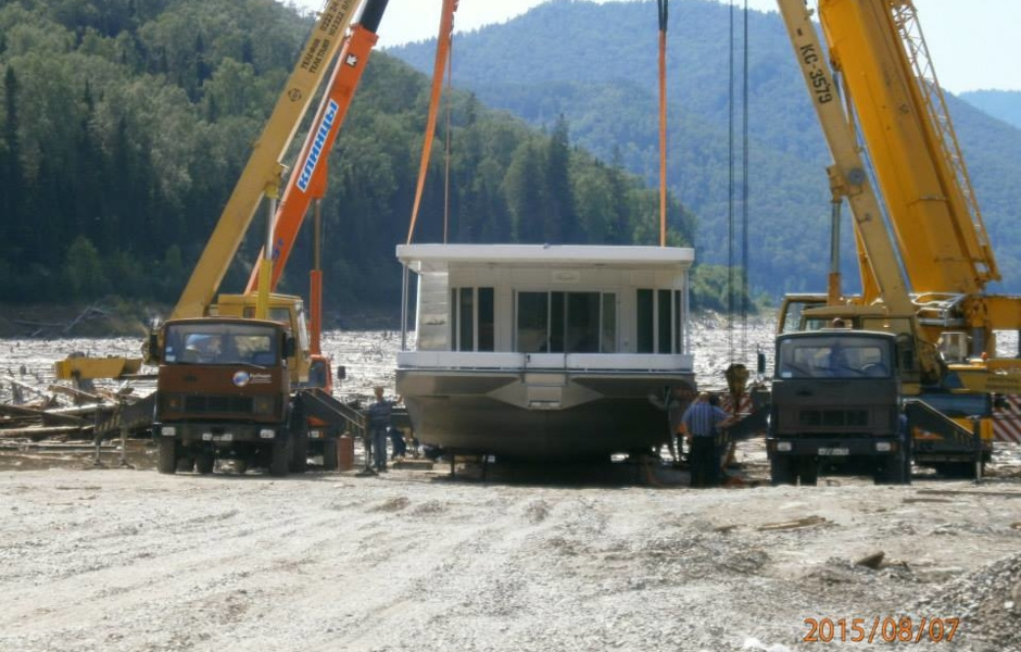 Hausbott is set at the bottom of the bay, just to add water.