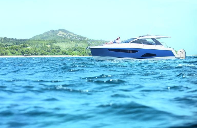 Sealine S330V