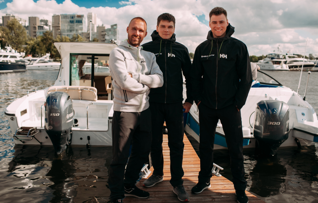 Правильные яхтостроители носят Helly Hansen, знают в казанской Velvette Marine.