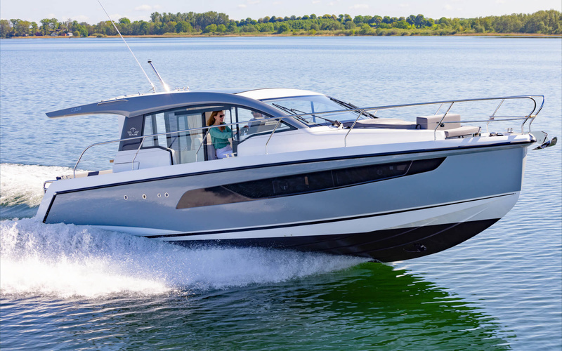 Sealine C335