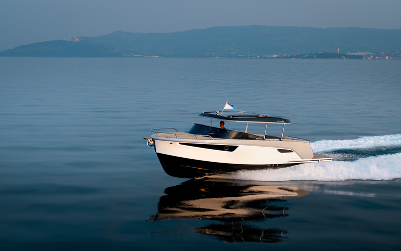 Alfastreet Marine 28 Cabin Motor