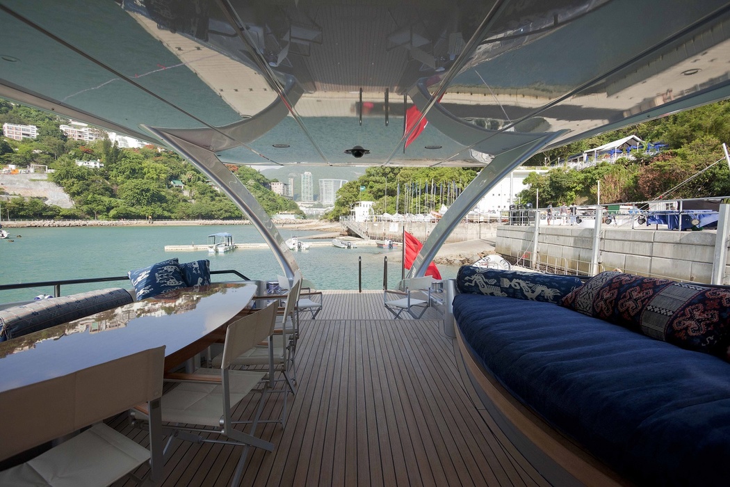 The open spaces of a trimaran are not very remarkable, but there is nothing superfluous here, let alone «space».