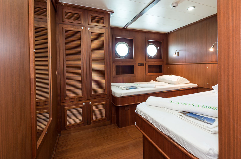 Ark Yacht Rhea