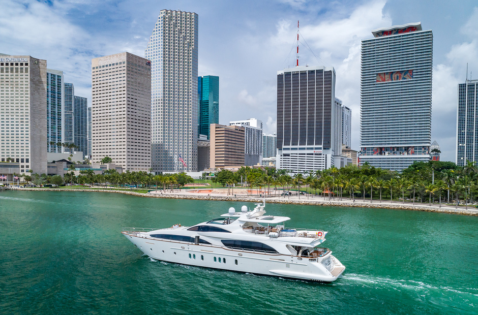 Azimut Happy Hour