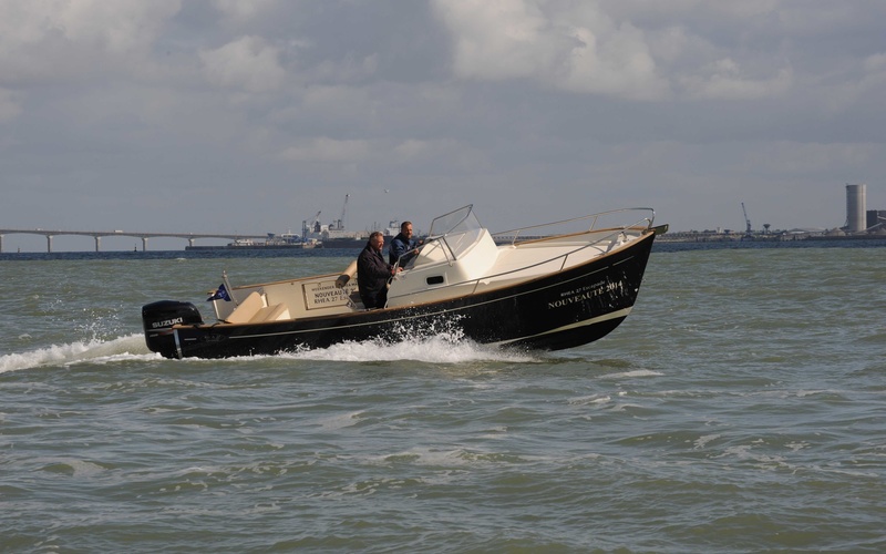 Rhea 27 Escapade