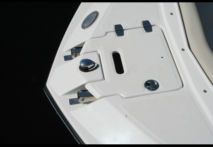 Regal 2220 Deck Boat