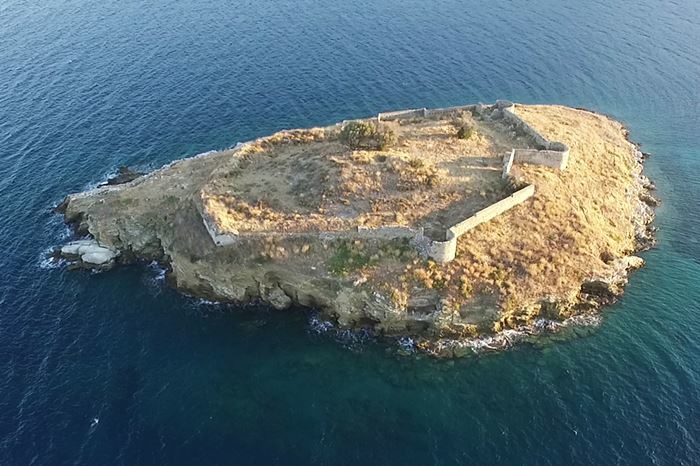 Burtzi Jr. Island near Poros: the journey begins