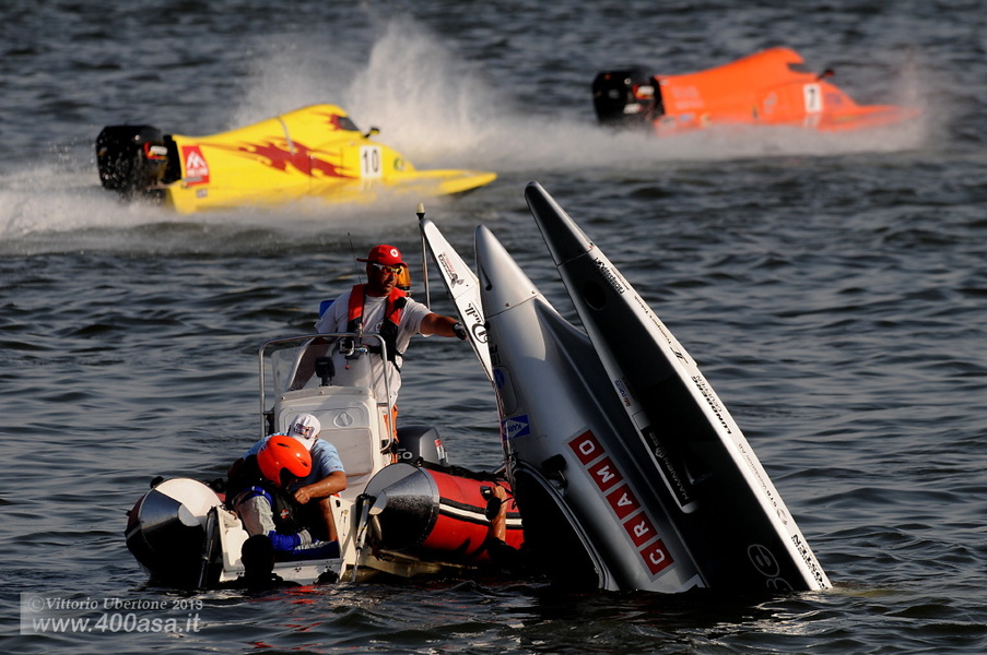 Bimba's accident. Despite the unimportant view, both the boat and the hostess...