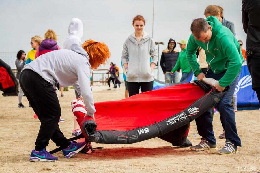 In Eiska the habit to take the kite off the beach in time is formed already at the training stage.