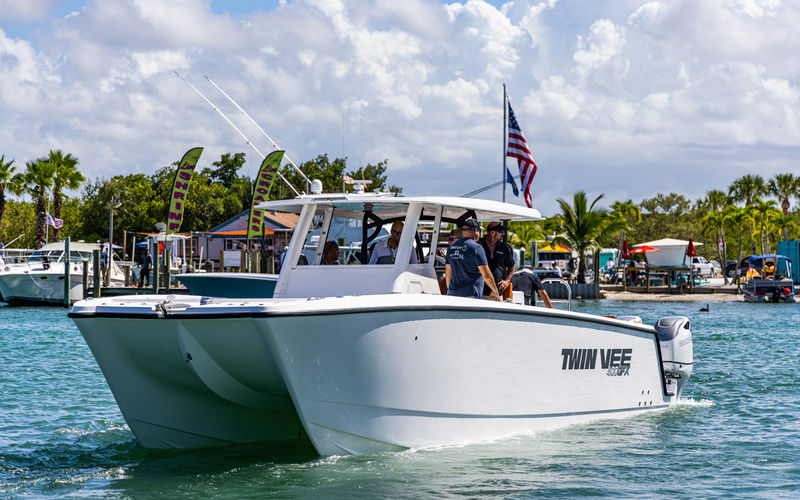 Twin Vee 400 Center Console GFX