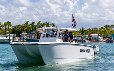 Twin Vee 400 Center Console GFX