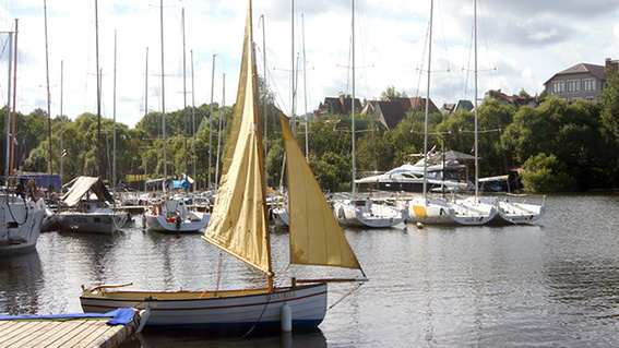 12 футов «12 футов Динги» (12′ Dinghy) с одномачтовым рейковым парусным вооружением шлюп