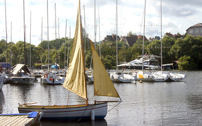 12 футов «12 футов Динги» (12′ Dinghy) с одномачтовым рейковым парусным вооружением шлюп
