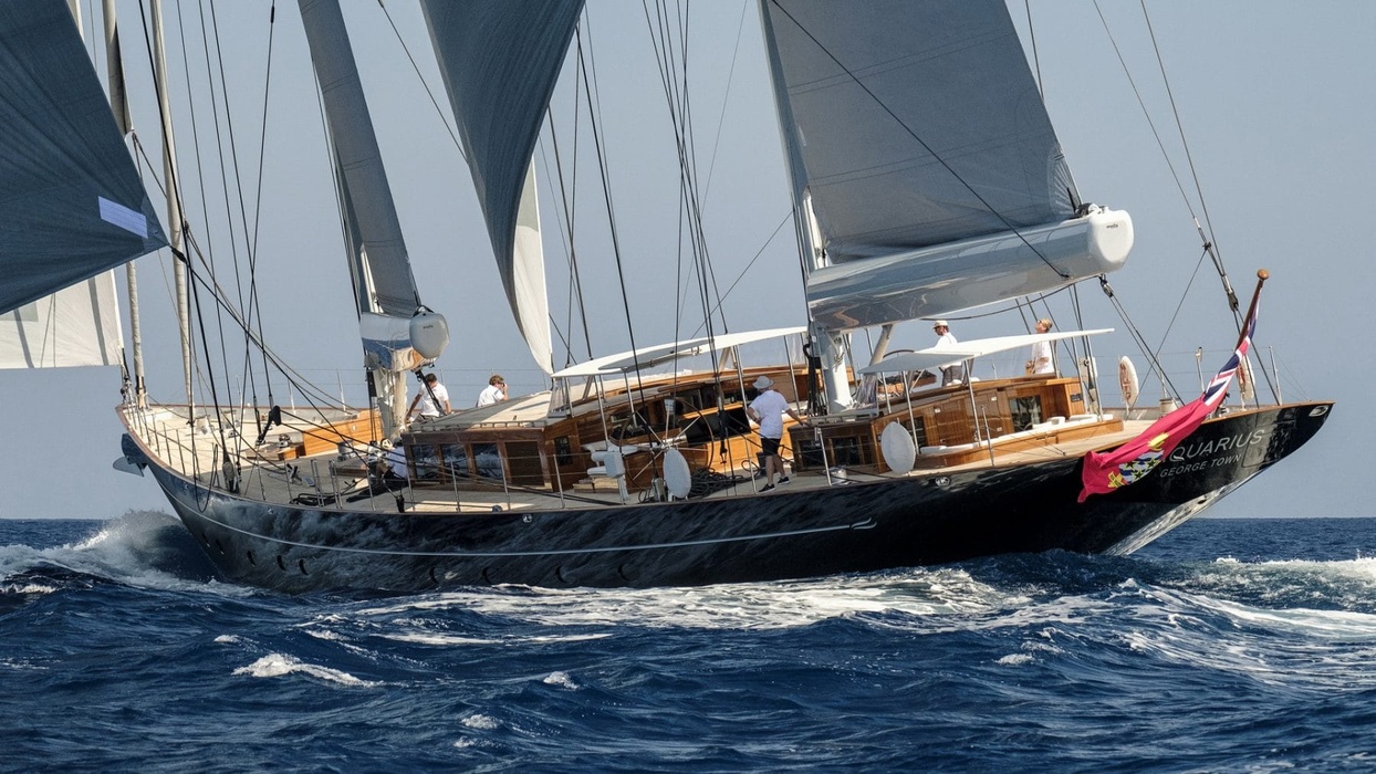 Royal Huisman Aquarius - 56 meters of pure pleasure. She fell in love with the boat and the impartial jury gave her two awards at once. On board «Aquarius», as the name of the boat is translated, there is a feeling that the past meets the future. It is so, because behind the hull in retro style, designed by Dykstra Naval Architects, hides the most modern filling. The Aquarius is capable of developing 16 knots under sails (arms like Kech) and 14 knots on MTU 8V 2000 M72 engines. With a range of 10 knots, the Aquarius can sail up to 4,000 nautical miles. The two-level master suite, which occupies the entire aft section, is perhaps the most important thing to know about the layout.