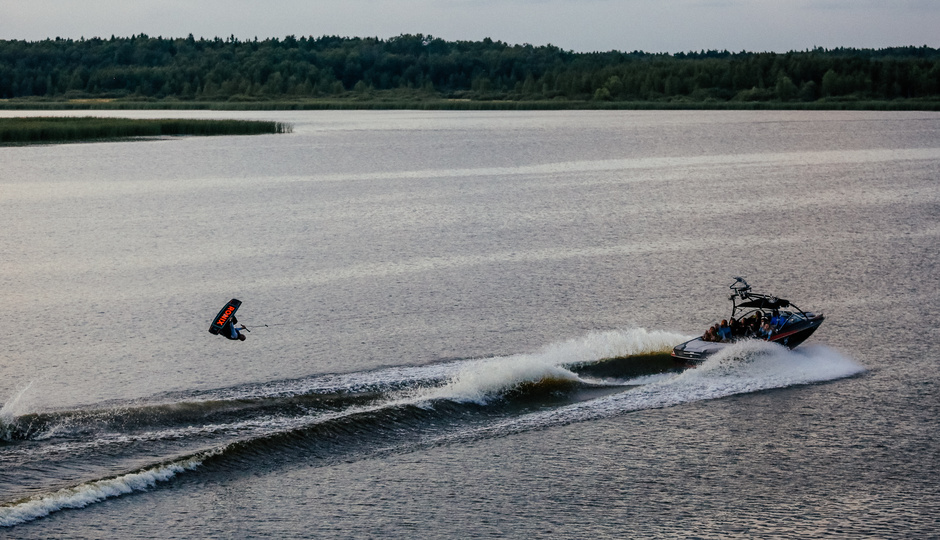 There is a special category of boats for water sports. A good rider is necessarily equipped with a tower and plough to form a wakeboard wave.