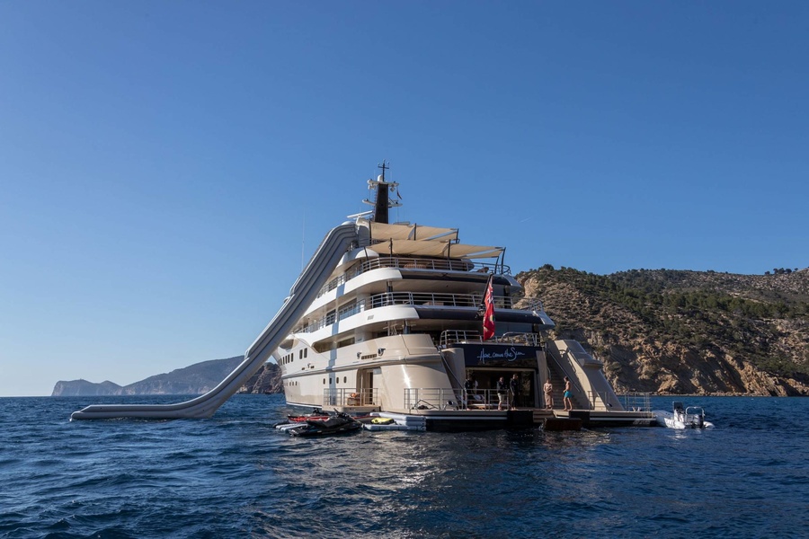 Here Comes the Sun «Bitloman» Alexander Dzhaparidze is the most expensive of the MYS 2019 yachts on sale.