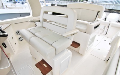 Boston Whaler 350 Realm