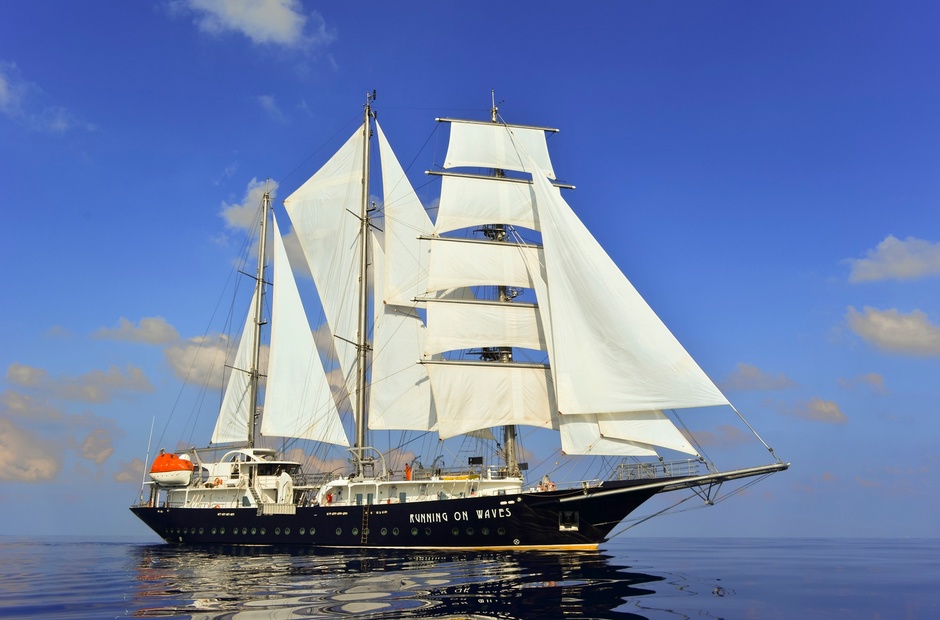 Segel Masten Yachten  Running on Waves