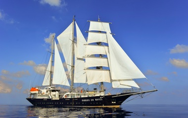 Segel Masten Yachten Running on Waves