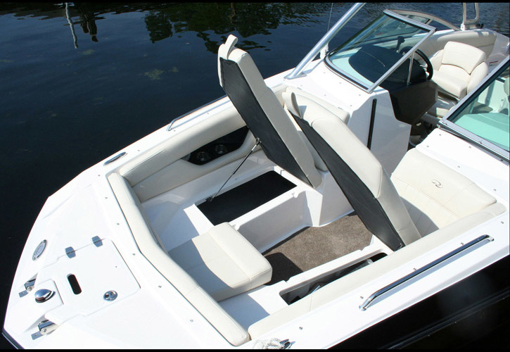 Regal 2220 Deck Boat