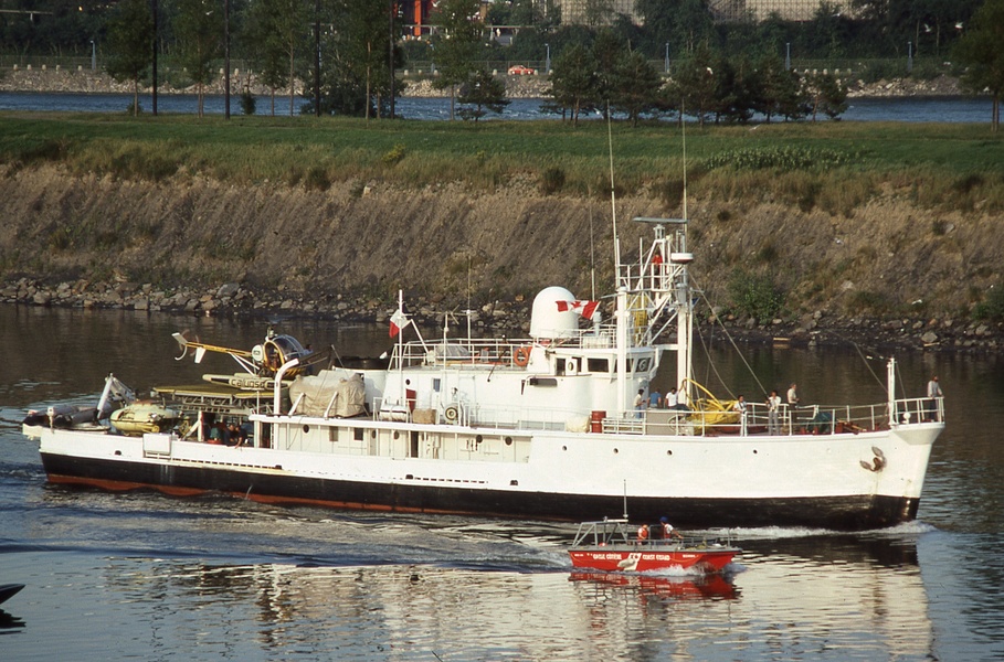You can see that an inflatable dinghy is attached to the stern of «Calypso» 
