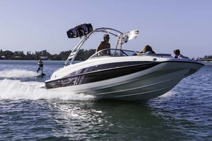 Bayliner 215 Deck Boat