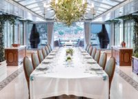 Living plants, floral patterns on tablecloths and chandelier design, a lot of white and light - this dining room is much less formal than the main one. If the former is suitable for dinner parties in black tie format, the latter is designed for pastime in the circle of the closest people. 