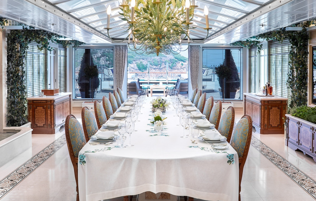 Living plants, floral patterns on tablecloths and chandelier design, a lot of white and light - this dining room is much less formal than the main one. If the former is suitable for dinner parties in black tie format, the latter is designed for pastime in the circle of the closest people. 