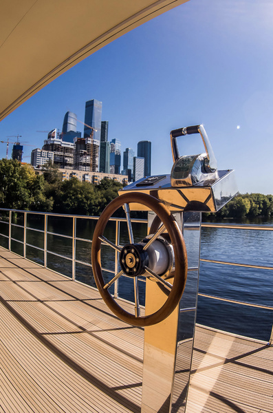 When mooring, the cameras act as parktronics. A bow thruster is available.