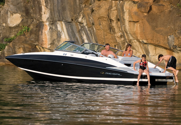 Regal 2520 Deck Boat