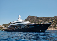 Appearance is one of the trumps of Lonian. Elegant shapes, plenty of glass, steel chrome elements... Sinot Yacht Design has tried its best. The elegance of the hull emphasizes the deep blue color, which at the shipyard itself is called «the royal».