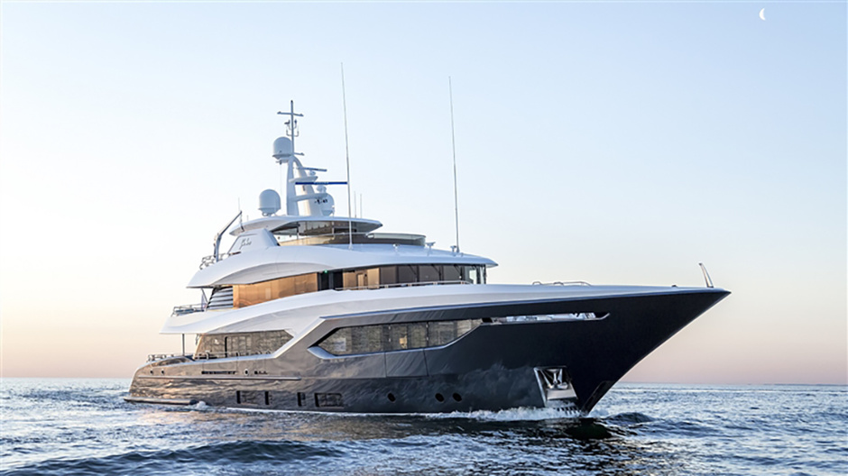 On the Viatoris you can cross the Atlantic Ocean comfortably and safely, with the yacht adapted to a small crew.
