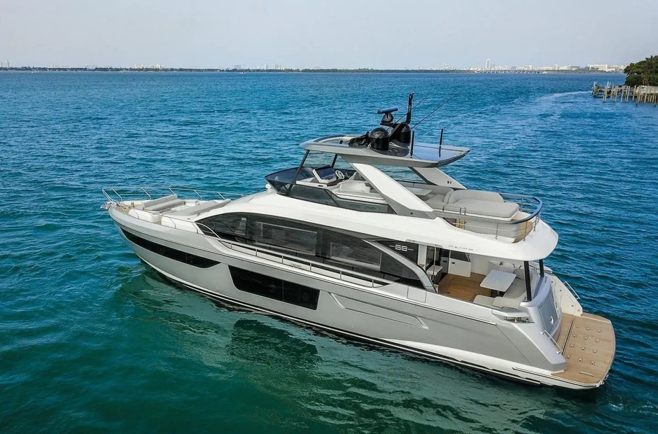 Azimut Crimson